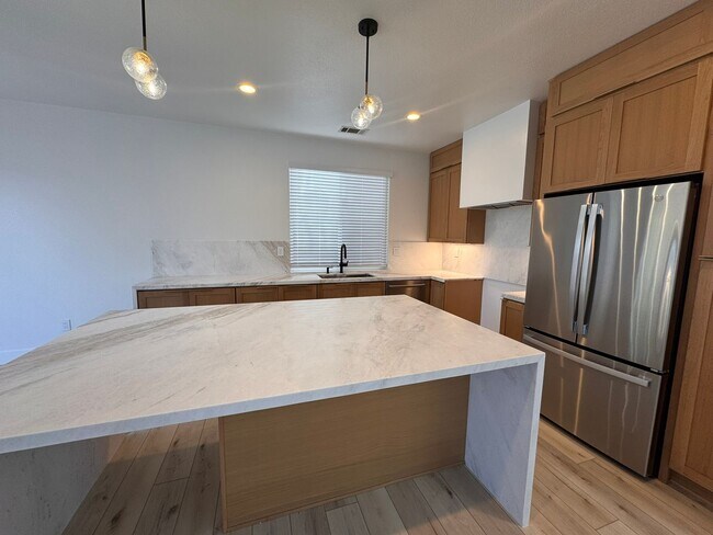Building Photo - Stylish Renovated Home with Garage & Priva...