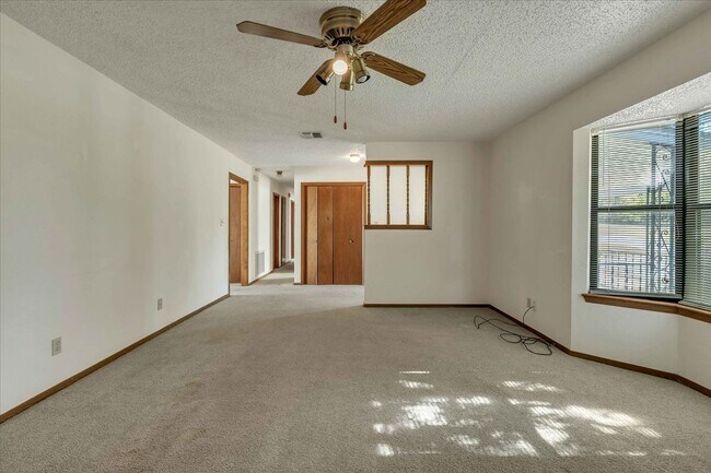 Building Photo - 8929 NE 52nd St