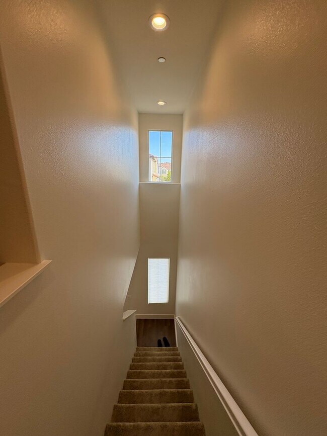 Building Photo - Spacious 3-Bedroom Townhome with Garage and Solar