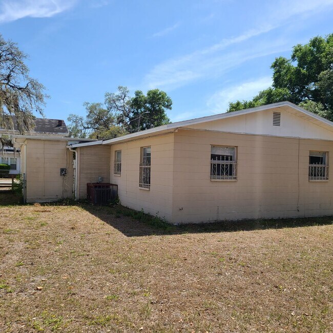 Building Photo - Charming Three Bedroom One Bathroom House ...