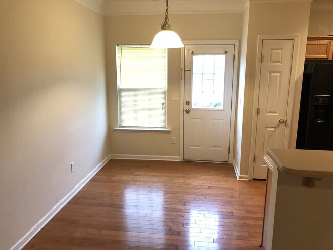 Building Photo - Conyers 3 Bed 2.5 Bath in Gated Community.