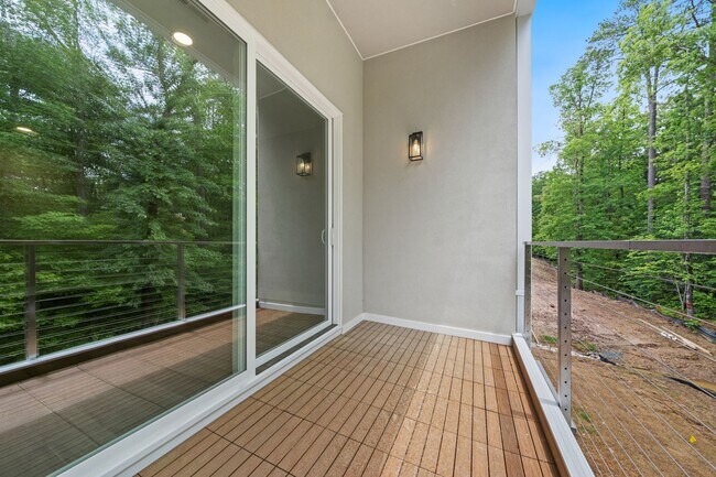 Building Photo - Absolutely STUNNING 3 Bed/ 4 Bath Townhous...