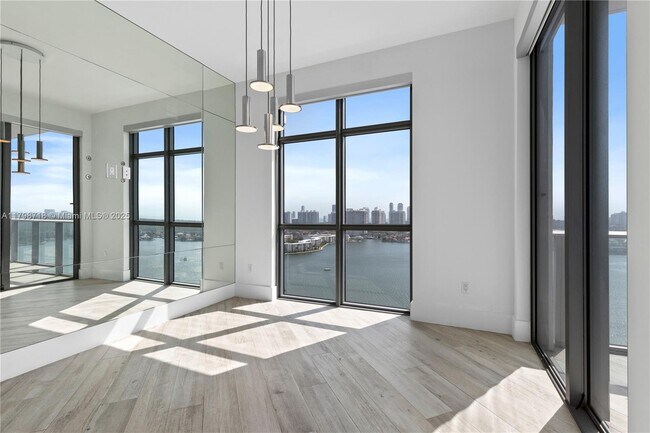 Building Photo - 17301 Biscayne Blvd