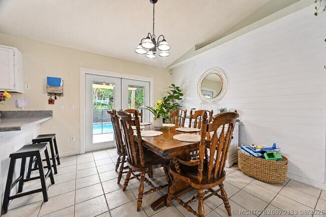 Building Photo - 1755 SW Castinet Ln