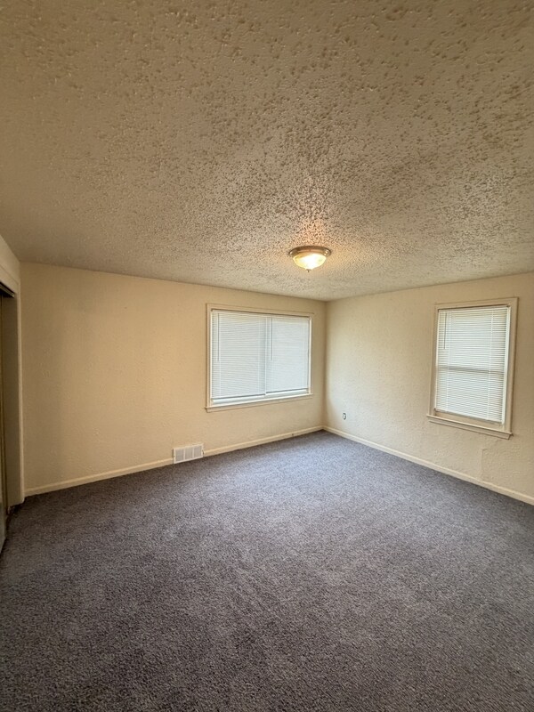 Building Photo - 9501 Greenview Ave