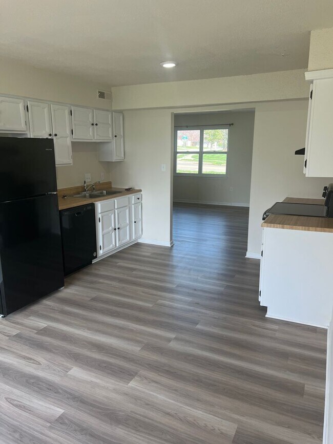 Building Photo - 758-760 Southampton Dr