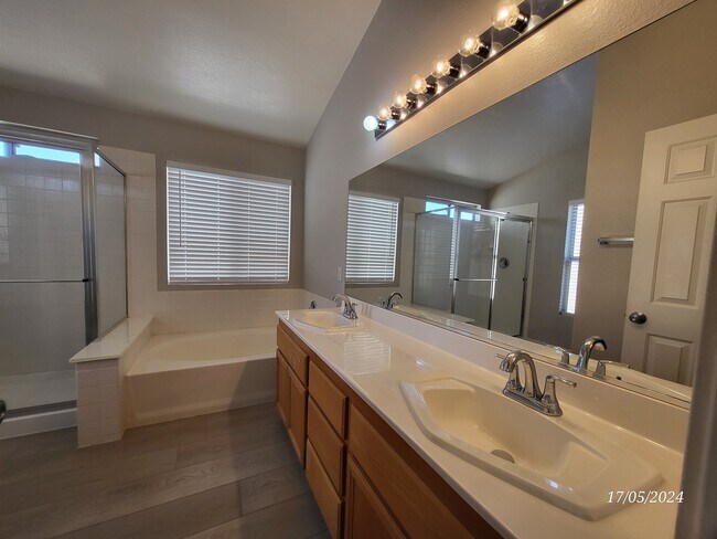 Building Photo - 2817 N Porcupine Flat St