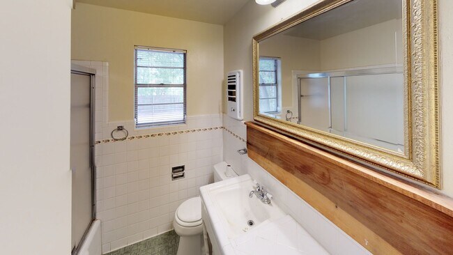 Building Photo - 3 Bedroom/2bath/2 Car Garage