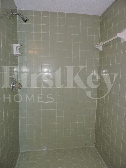 Building Photo - 8601 Thorncliff Fairway