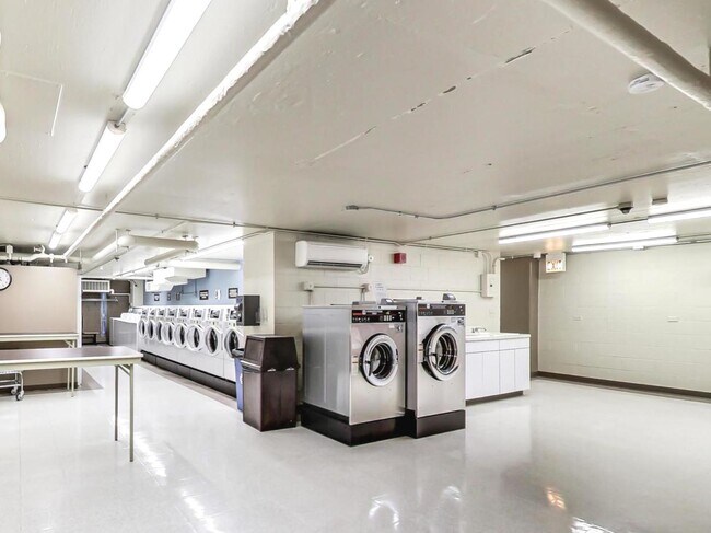 Building Photo - 3550 N Lake Shore Dr