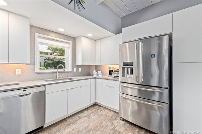 Building Photo - 530 S Manor Dr