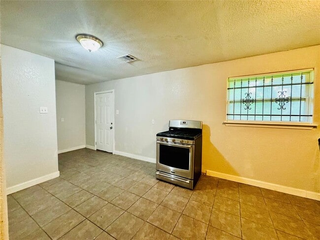 Building Photo - 3019 Akard St