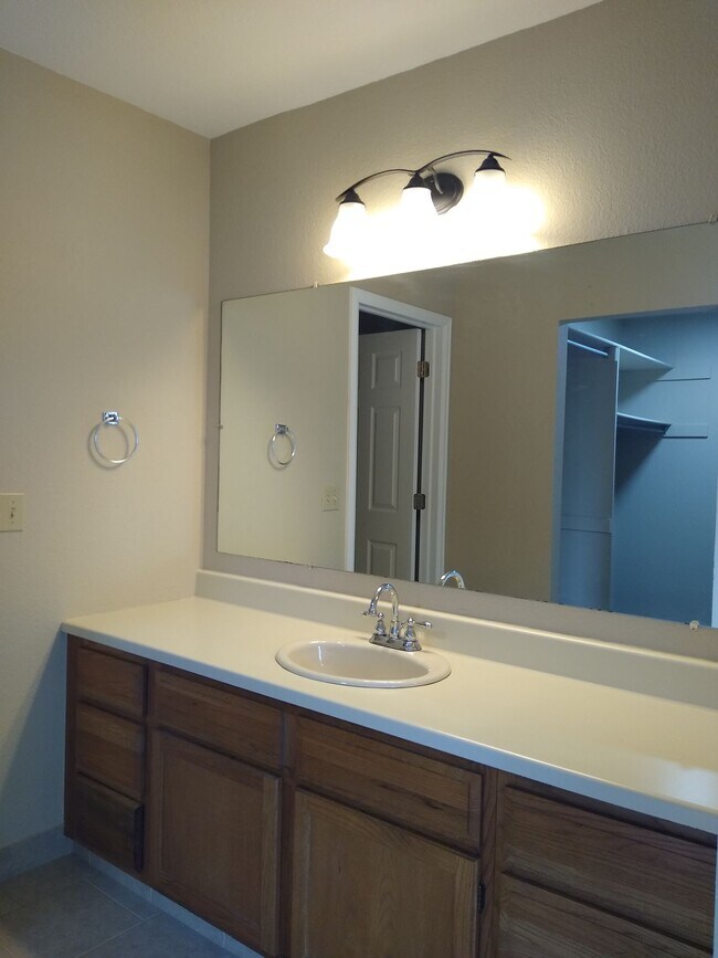Building Photo - Charming 2 Bedroom 2 Bath w/ Large Yard, 1 Car Garage and Central Air/Heat
