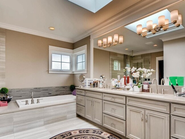 Building Photo - Highly desirable location and floor plan.