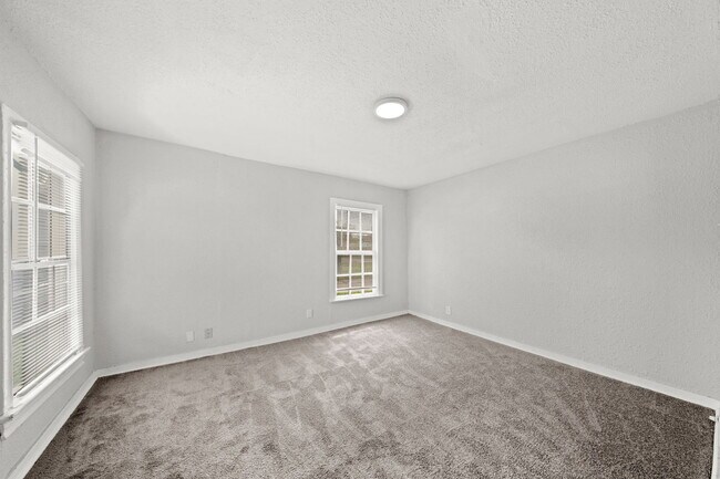 Building Photo - 1721 W 5th St