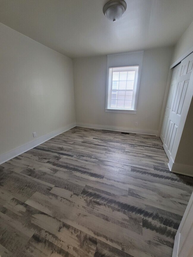 Building Photo - Newly renovated 4 bed 2 bath home in the h...