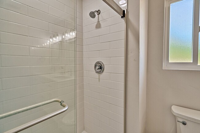 Building Photo - NEW HOME! 3/2  in Hawthorne