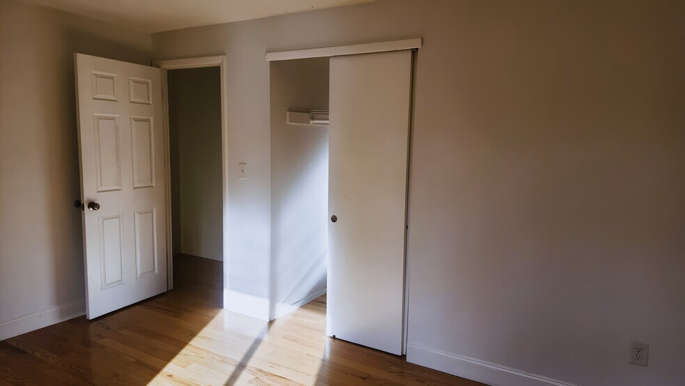 1st Bedroom - 86 Wakefield Cir