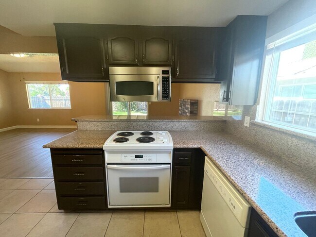 Building Photo - 3233 Nightingale Dr