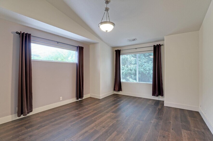 Building Photo - 10533 NE Avery Way