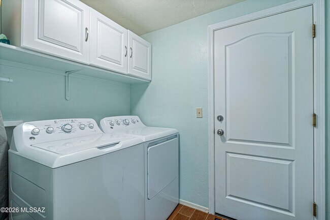 Building Photo - 6486 N Sun Bluff Dr