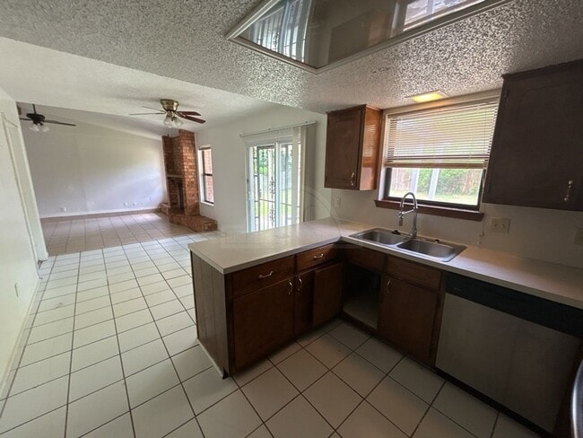 Building Photo - 2803 Greystone Dr