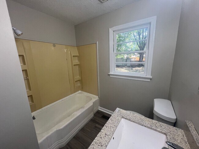 Building Photo - 3 bedroom 1 bathroom single level home