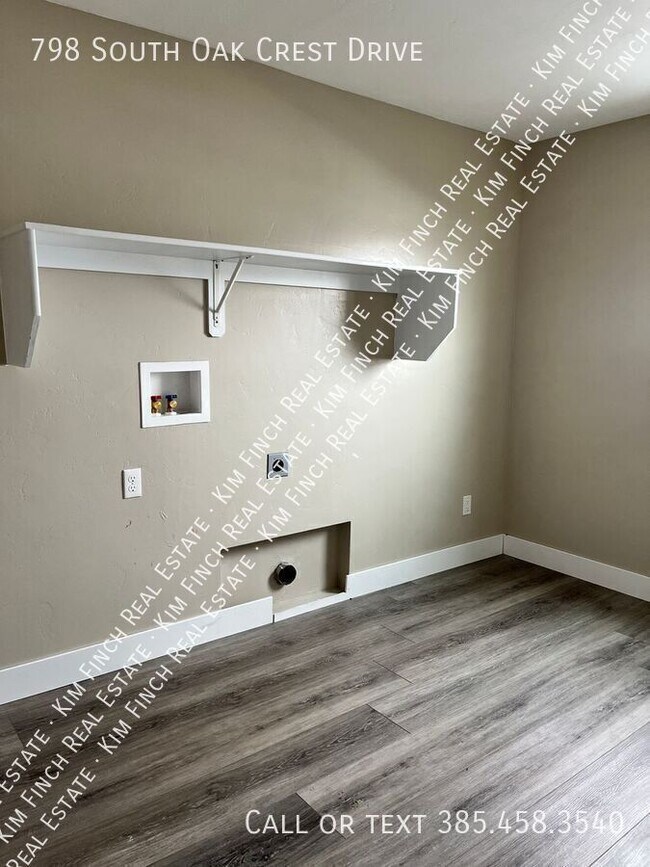 Building Photo - 798 S Oak Crest Dr