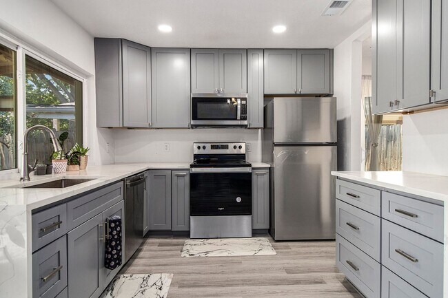 Building Photo - This charming home in Carrollton, Texas, i...