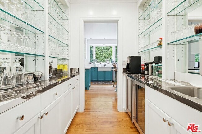 Building Photo - 516 S Rimpau Blvd