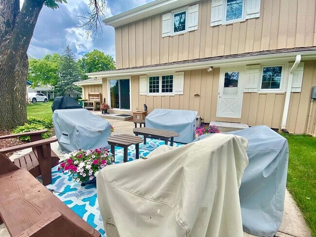 Building Photo - Desirable Mequon Home in Heart of Ville du...