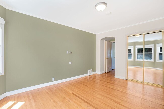 Building Photo - LAKESIDE HOUSE FOR RENT - $5,400