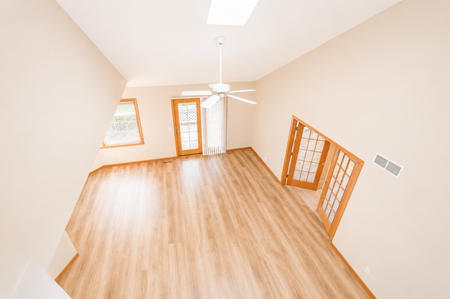 Building Photo - Bright Townhome with Fireplace & Nature Views