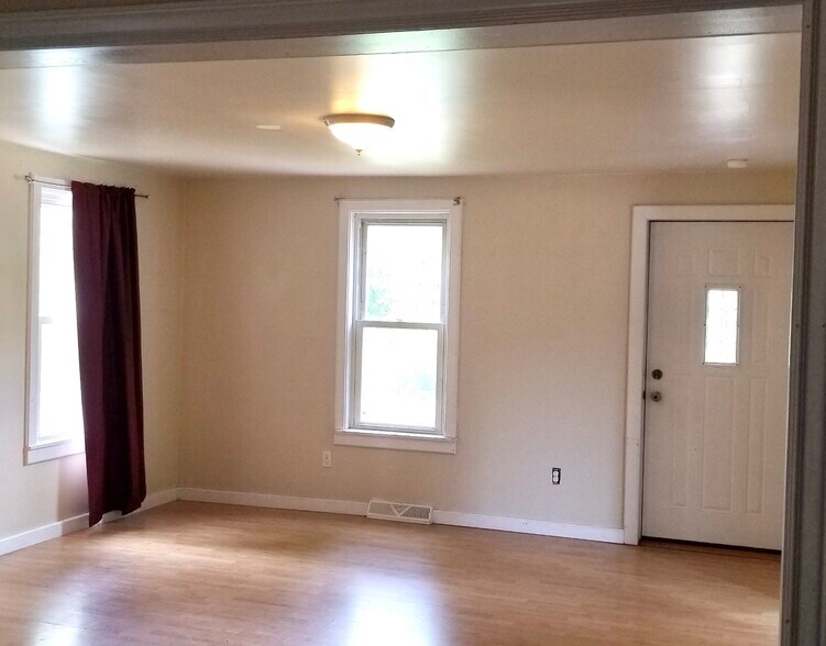 Building Photo - 404 2nd St