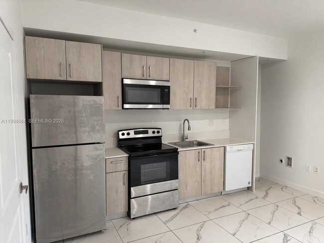 Building Photo - 420 SW 7th Ave