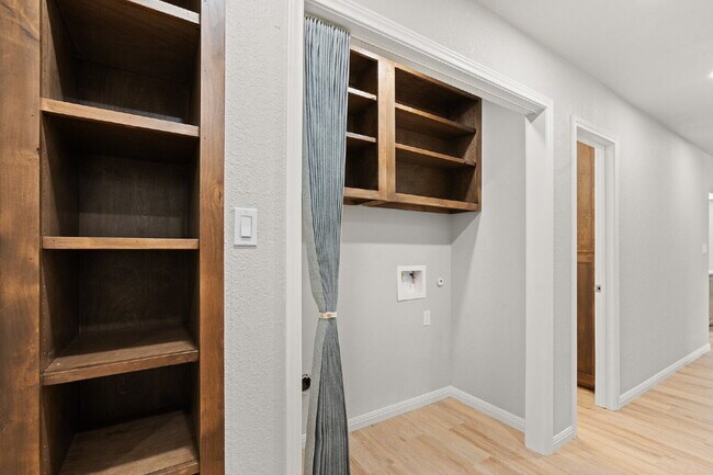 Building Photo - 3 Bed, 2 Bath Duplex (3rd bed is detached)