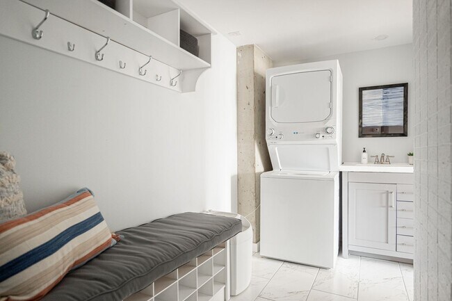 Building Photo - Gorgeous 2 Bedroom 2 Bathroom Condo in Low...