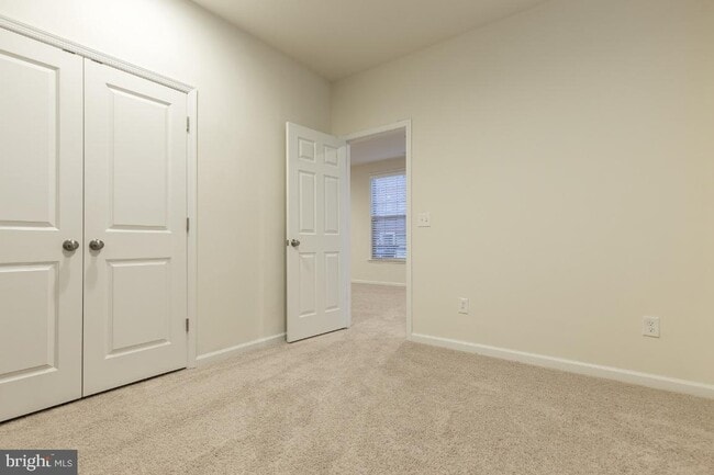 Building Photo - Stunning, light-filled end unit townhome in sought-after Brambleton community.