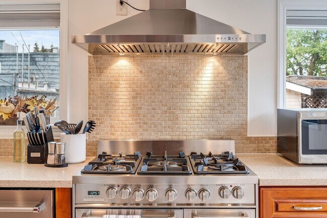 Building Photo - 2403 7th Ave W