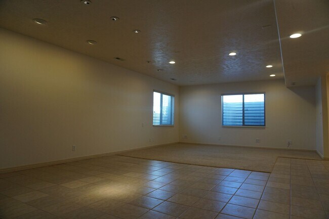 Building Photo - Beautiful Pleasant Grove 6 Bedroom With Mo...