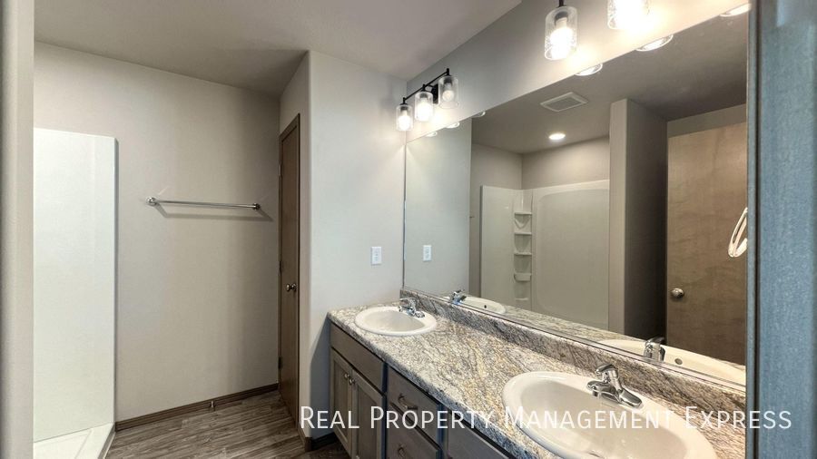 Building Photo - 3 Bed 2.5 Bath Townhome