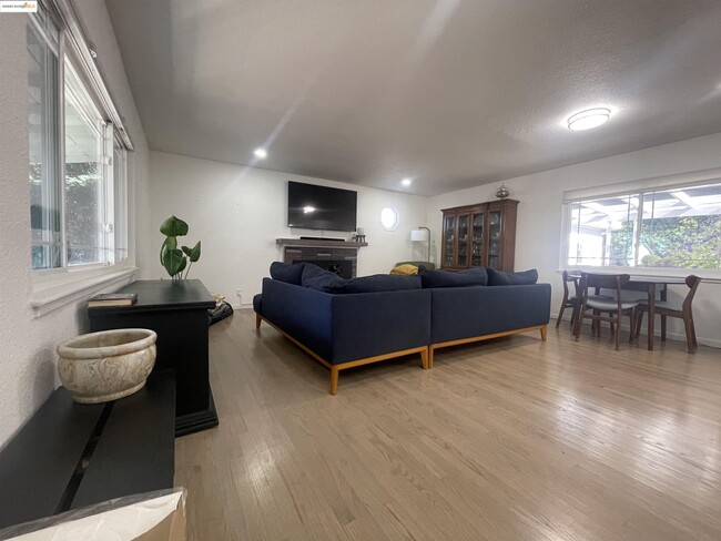 Building Photo - 1248 Hale Dr