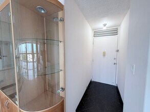 Building Photo - Kahala Towers 3BD/2BA Condo with 1 Parking – Available Now