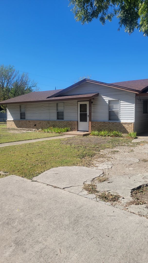 Building Photo - Charming 3-Bedroom, 1-Bath Home with Large...