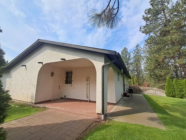 Building Photo - $2,595 - 4 Bed / 3 Bath Home with Fully Fe...