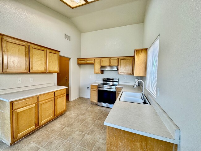 Building Photo - REDUCED!!!    FOR RENT!  3 bedroom 2 bath in Dos Palos