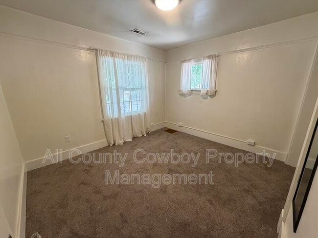 Building Photo - 810 E Gibbon St