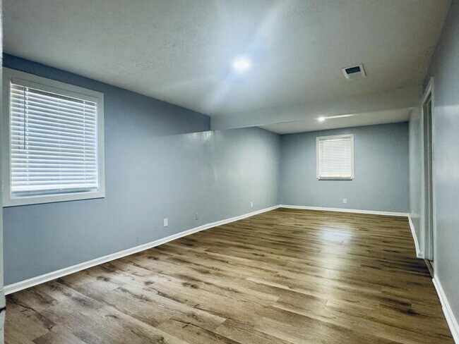 Building Photo - 5573 Singleton Rd