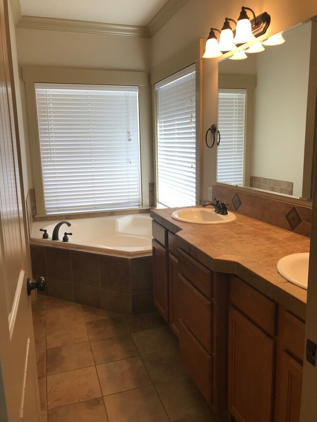 Building Photo - Beautiful home in Eagles Shadowridge subdivision