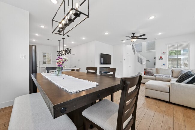 Building Photo - 15162 Post Oak Fls Dr